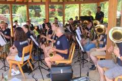 Der Musikverein „Harmonie“ Schapbach musizierte im neuen Waldfreibad. ©Wilfried Weis